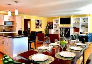 *SUPER CLEAN*Luxurious*Spacious*Open Plan*Great Amenities*Short Walk to ND!!!