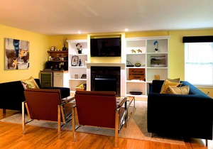 *SUPER CLEAN*Luxurious*Spacious*Open Plan*Great Amenities*Short Walk to ND!!!