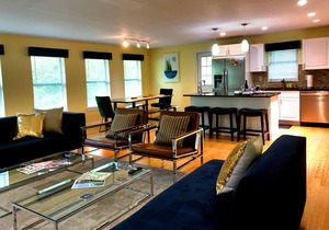 *SUPER CLEAN*Luxurious*Spacious*Open Plan*Great Amenities*Short Walk to ND!!!