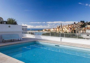 Superb air-conditioned apartment with large terrace and parking in Menton