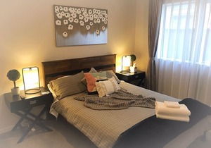 Superior Queen Private Room L6 | Queen Bed & Shared Bathroom - Flatbush Holiday Accommodation