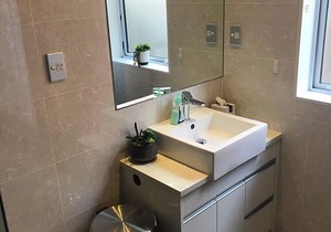 Superior Queen Private Room L6 | Queen Bed & Shared Bathroom - Flatbush Holiday Accommodation