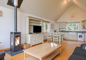 SWANDOWN, 2 BLACKDOWN, family friendly in Cricket St. Thomas