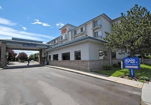 Take An Amazing Vacation! On-site Pool and Restaurant, Near Boise Art Museum!