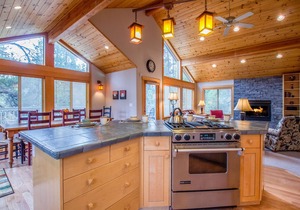 TANO33 - Near Fort Rock Park | Hot Tub, 5 Bikes, Ping Pong, Sleeps 10
