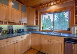 TANO33 - Near Fort Rock Park | Hot Tub, 5 Bikes, Ping Pong, Sleeps 10