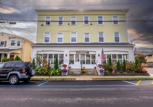 The Allenhurst, Beach Apartment #8 - Small Studio with Bathroom & Kitchen