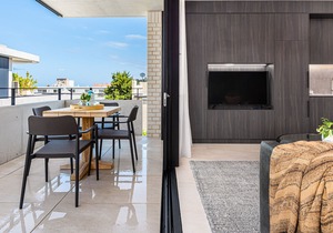 The Arden 5 Coogee. New Spacious Quiet Balcony Apartment, Meters to Beach