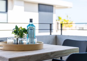 The Arden 5 Coogee. New Spacious Quiet Balcony Apartment, Meters to Beach