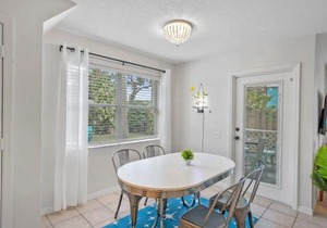 The Atomic Burst 50s Mid Century Apt in the Heart of St Aug Beach Steps to Sand Bites and Drinks