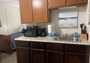 The Bay House. Newly Renovated Studio Apartment, One Bath. Private Fishing Pier.
