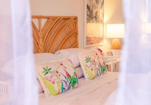 The Coconut Crib- Waterfront Burleigh Beach