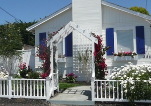 The Cottage at Seacliff - Block and half to the beach