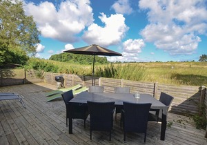 The cozy cottage is located in the quiet cottage settlement of Kettingskov.