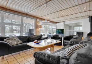 The large cottage with indoor pool, whirlpool for 6 and sauna welcomes you on a level plot, which is