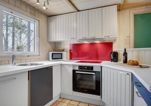 The large cottage with indoor pool, whirlpool for 6 and sauna welcomes you on a level plot, which is