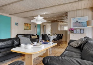 The large cottage with indoor pool, whirlpool for 6 and sauna welcomes you on a level plot, which is