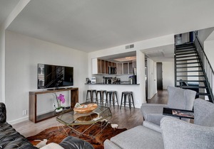 The Littlefields by Lodgewell, Corner Loft Trio of Balconies