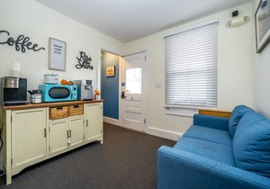 The Melrose, 1B - Queen Bed & Bath: Romantic Getaway, Steps from the Beach, Cozy