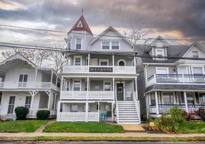 The Melrose, 1B - Queen Bed & Bath: Romantic Getaway, Steps from the Beach, Cozy