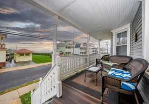 The Melrose, 1B - Queen Bed & Bath: Romantic Getaway, Steps from the Beach, Cozy