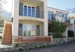 These charming apartments (see FKO115) overlook the Corsican Mountains and are part of the accessibl