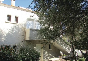 These charming apartments (see FKO115) overlook the Corsican Mountains and are part of the accessibl