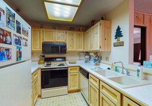 Third-floor mountain-view condo within walking distance of slopes