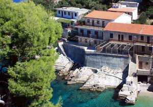 Three bedroom apartment near beach Cove Pobij (Hvar) (A-5633-a)