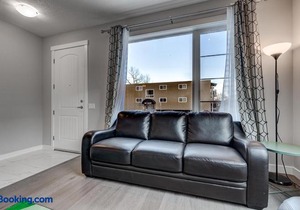 Three-Bedroom with Fireplace #41 Sunalta Downtown