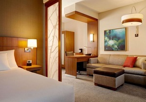 Three Comfy Units Near Attractions, Pool, Free Parking