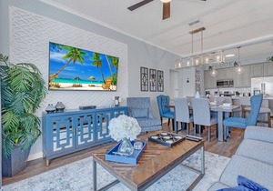 Top floor condo w/view of lake, pool and fireworks! - Next to conv. center