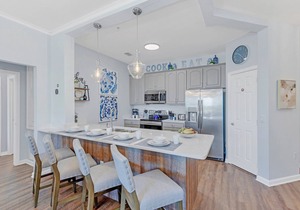 Top floor condo w/view of lake, pool and fireworks! - Next to conv. center