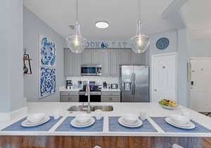 Top floor condo w/view of lake, pool and fireworks! - Next to conv. center