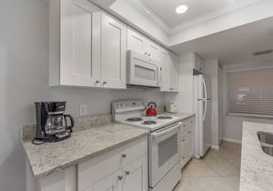 Top Floor John's Pass Village Views - Madeira Norte #503