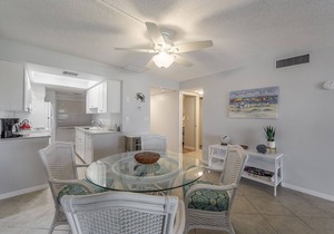 Top Floor John's Pass Village Views - Madeira Norte #503