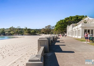 Treetops on Raglan, Steps to Mosman Village