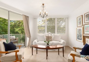 Treetops on Raglan, Steps to Mosman Village