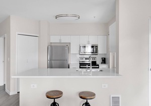 Trendy Bellevue 2BR w/Pool, Spa & Gym, close to shopping, by Blueground