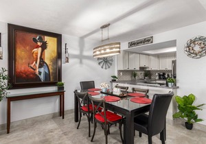 TRENDY Lakefront + 3 KING beds + HEATED pool