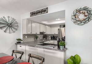 TRENDY Lakefront + 3 KING beds + HEATED pool