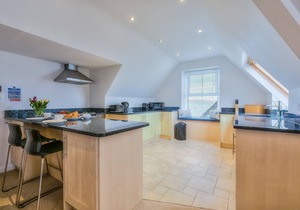 Trevail Penthouse - Fabulous Views - Sleeps 4 with Parking