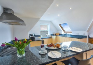Trevail Penthouse - Fabulous Views - Sleeps 4 with Parking