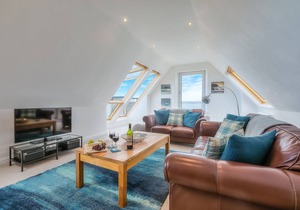 Trevail Penthouse - Fabulous Views - Sleeps 4 with Parking