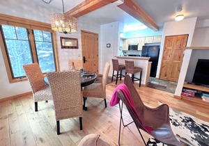 Twin Elk Mount Lincoln Condo Ski-In Hot Tub Walk to Main St!