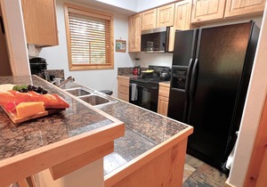 Twin Elk Mount Lincoln Condo Ski-In Hot Tub Walk to Main St!