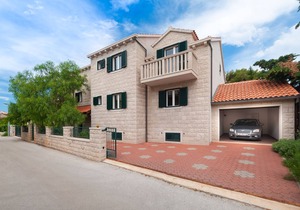 Two bedroom apartment with balcony and sea view Postira, Brač (A-15242-b)