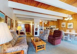 Two-story condo near Mammoth Mountain with balcony & gas fireplace