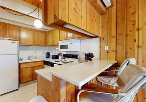Two-story condo near Mammoth Mountain with balcony & gas fireplace