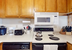 Two-story condo near Mammoth Mountain with balcony & gas fireplace